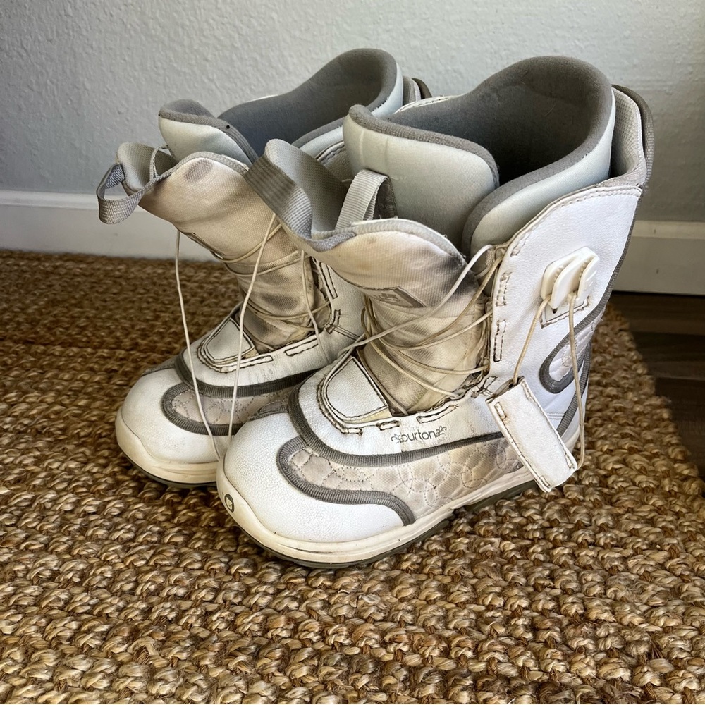 BURTON women’s snowboard boots